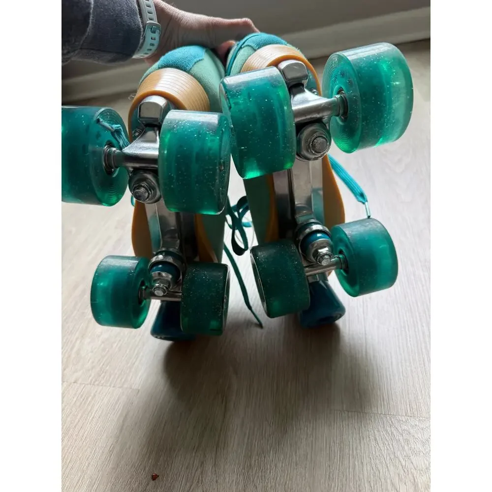 Candi Grl 4 wheel roller derby skates, teal, women's size 5, roller skates